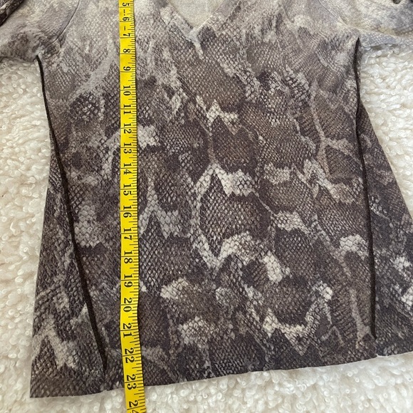 KINROSS – VEE NECK SWEATER PYTHON PRINT XS $328 - Picture 4 of 6